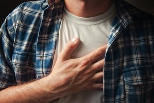 Imagem ilustrativa do artigo Dor no peito: 11 causas (e quando pode ser infarto)