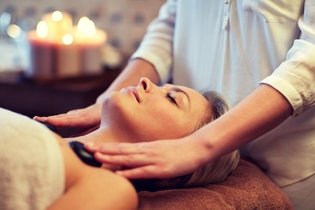 Imagem ilustrativa do artigo Massagem com pedras quentes: 12 benefícios e como fazer