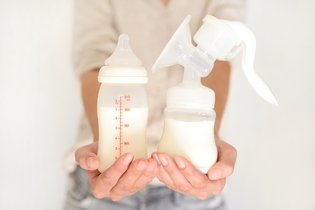 Imagem ilustrativa do artigo Como tirar leite materno (com bombinha ou manualmente)