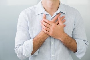 Imagem ilustrativa do artigo Dor no lado direito do peito: 10 causas comuns (e o que fazer)