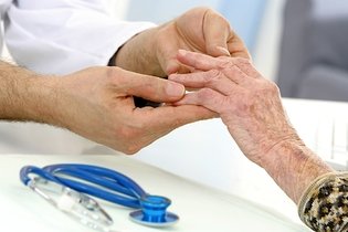 Imagem ilustrativa do artigo 5 principais sintomas de artrite (com teste online)