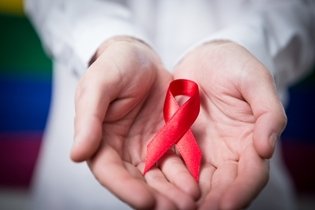 Principais sintomas da AIDS (e como saber se tem a doença)