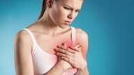 Sintomas de infarto na mulher e o que fazer