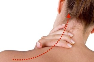 Hacer un masaje desde el hombro hacia las orejas