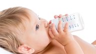 Cuánta agua tienen que beber los bebés y niños por día