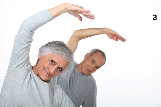 Exercícios de alongamento para idosos fazerem em casa