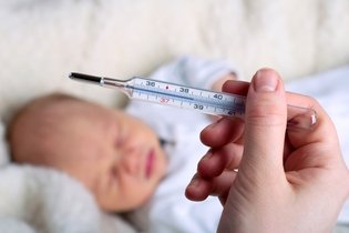 Febre no bebê: quantos graus, causas e o que fazer