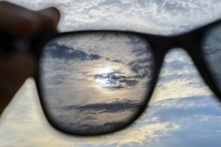 Imagem ilustrativa do artigo Óculos de sol polarizado: o que é e principais benefícios