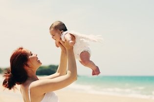 Imagem ilustrativa do artigo Com quantos meses o bebê pode ir à praia? (e alguns cuidados importantes)