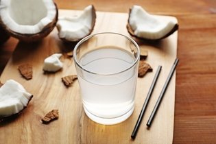 Agua de coco: 10 beneficios, propiedades y cómo tomar