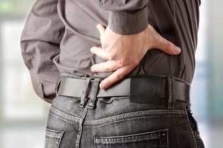 Dor nas costas e barriga: 8 causas e o que fazer