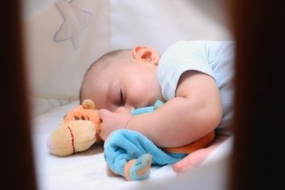 7 passos para fazer o bebê dormir sozinho no berço