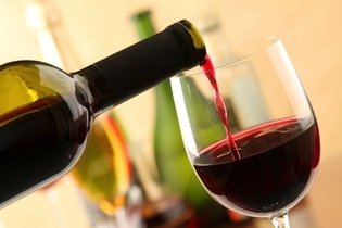 7 Beneficios del vino tinto para la salud (y qué cantidad tomar)