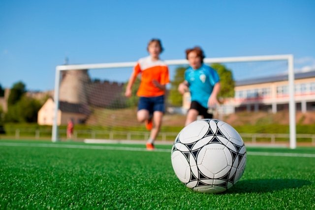 Jogar futebol emagrece: entrar em campo queima gordurinhas e deixa