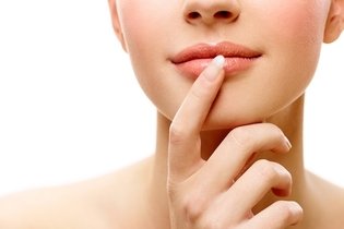 7 causas de labios hinchados y qué hacer 