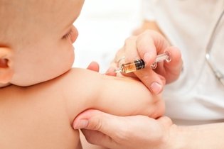 Imagen ilustrativa del artículo Cómo aliviar el dolor de una vacuna en el brazo (y otros efectos secundarios)