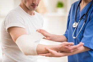 Dolor en el brazo izquierdo: 17 causas y qué hacer
