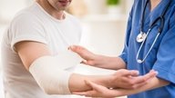 Dolor en el brazo izquierdo: 12 causas y qué hacer