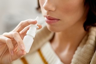 Imagem ilustrativa do artigo 9 remédios para desentupir nariz (e como usar)