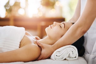 Imagem ilustrativa do artigo Como fazer massagem relaxante com óleos essenciais (passo a passo)