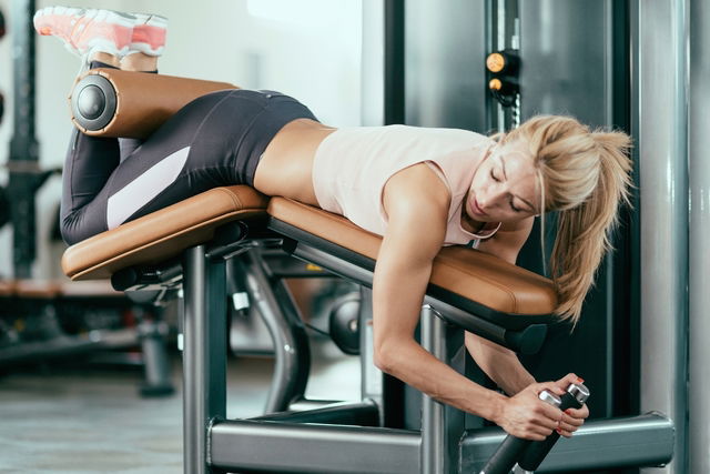 Tipo Gimnasio Acostado En El Banco Y Hacer Ejercicio, Quemar