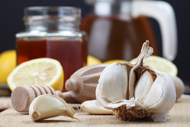 Benefícios do chá de limão (com alho, mel ou gengibre)