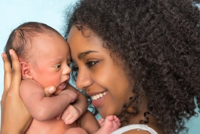 Bebé de 1 mes: peso, sueño y desarrollo - Tua Saúde