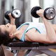 Treino de peito com halteres em casa: 5 opções de exercícios