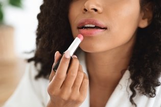 Illustrative image of the article Chapped Lips: 6 Common Causes & When to See a Doctor