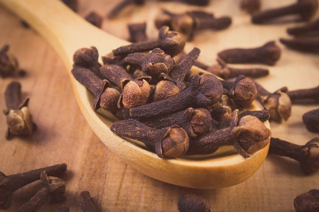 Illustrative image of the article Cloves: 10 Health Benefits & How to Use Them