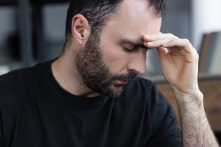 Dor de cabeça na testa: 7 causas (e o que fazer)