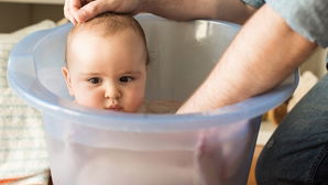 Banho De Balde No Bebe Beneficios E Como Fazer Tua Saude