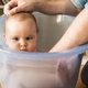 Banho de balde no bebê: benefícios e como fazer