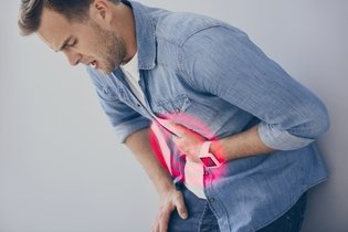 Punzadas en el abdomen: 7 causas y qué hacer 