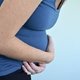 Dor na costela na gravidez: porque acontece e como aliviar