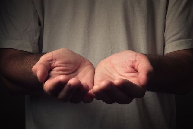 photos qui montre des mains qui tremblent