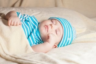 Com que idade o bebê pode dormir sozinho no quarto?