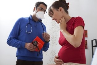 Cómo tratar el dolor de garganta en el embarazo