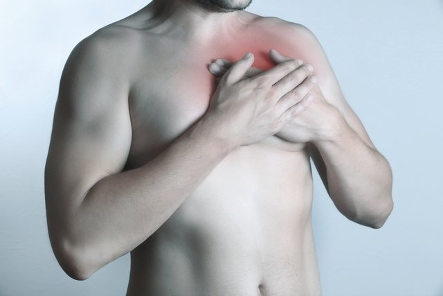 Dor no peito: 9 principais causas (e quando é infarto) - Tua Saúde