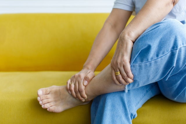 Itchy Lower Legs: Causes & Treatment Options to Relieve It