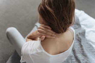 Dor no pescoço: 9 causas principais (e o que fazer)