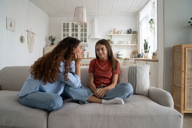 Madre conversando con adolescente sobre el bullying