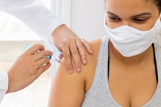 Imagem ilustrativa do artigo Como aliviar as reações mais comuns das vacinas