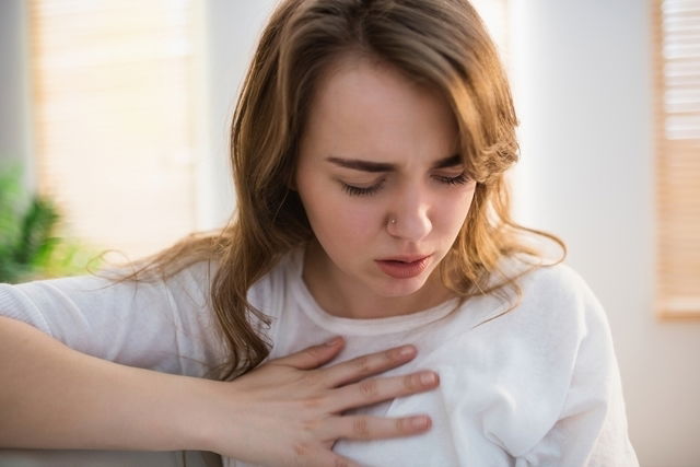 Anyone else got pain under left breast like this and it radiates across to  right : r/costochondritis