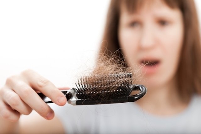 كيفية التغلب على تساقط الشعر في سن اليأس