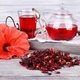 Chá de hibisco: 8 benefícios para a saúde e como tomar