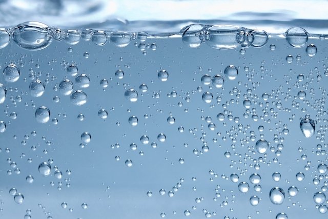 5 benefícios da água com gás