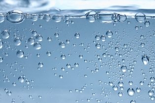 6 benefícios da água com gás para a saúde
