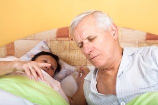 Imagem ilustrativa do artigo Como combater a insônia no idoso para dormir melhor