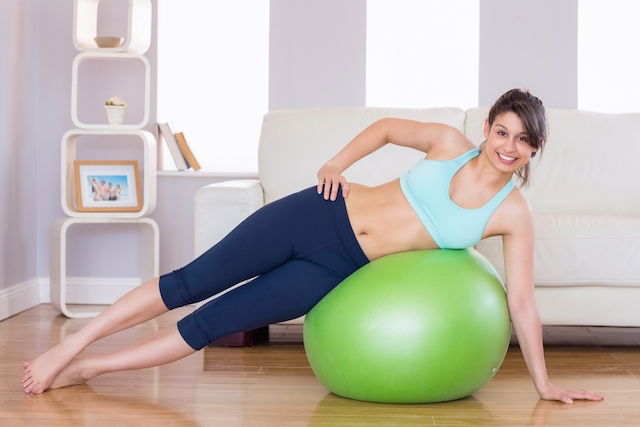 5 exercícios com bola para treinar o corpo todo